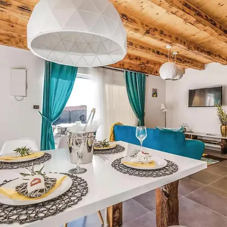 2 Bedroom Amazing In Holiday home *